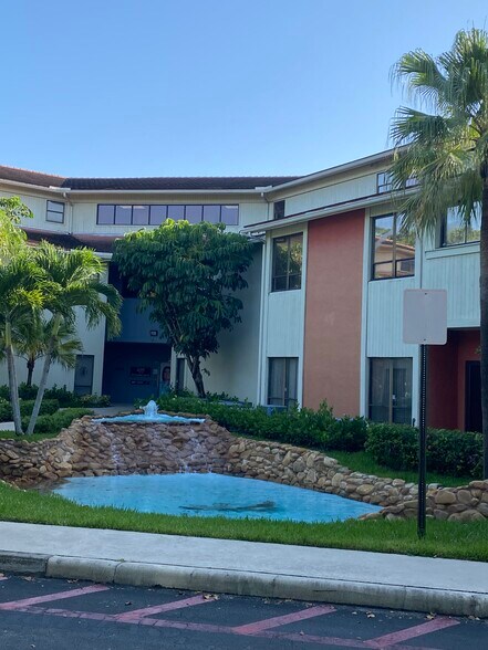 499 NW 70th Ave, Plantation, FL à louer - Photo de l’immeuble – Image 3 sur 11