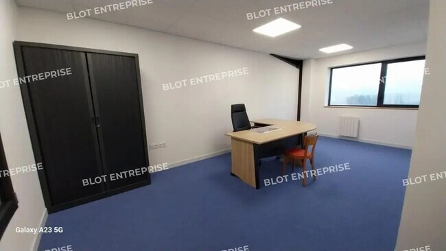 Plus de détails pour Local d'activités à louer