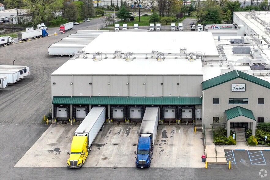 700 Railroad Ave, Florence, NJ à louer - Photo de l’immeuble – Image 2 sur 12