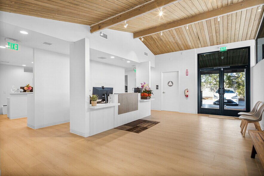 2077 Harbor Blvd, Costa Mesa, CA à louer - Photo intérieure – Image 3 sur 3