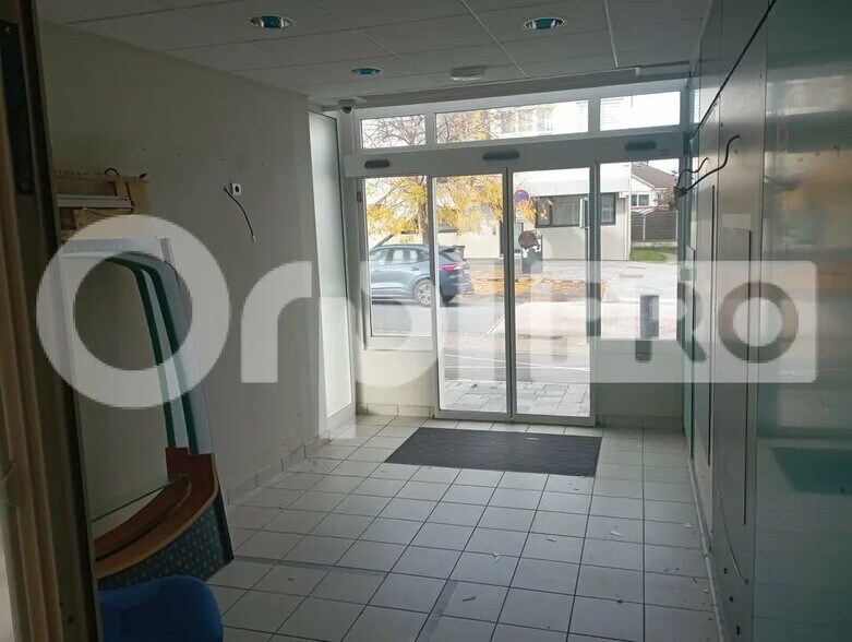 Local commercial dans Tinqueux à louer - Hall d’entrée – Image 3 sur 6