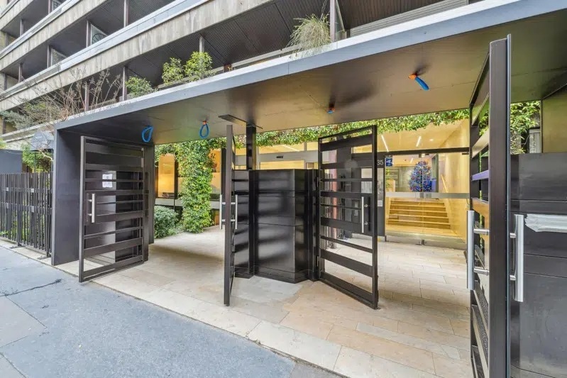 33-35 Rue De Chazelles, Paris à louer - Photo de l’immeuble – Image 3 sur 3