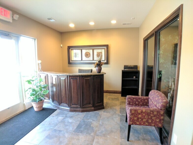 18021-18023 Oak St, Omaha, NE à louer - Photo de l’immeuble – Image 2 sur 9