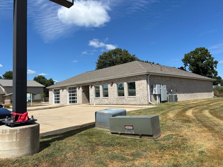 11 Cottonwood Dr, Chatham, IL à louer - Photo de l’immeuble – Image 3 sur 10