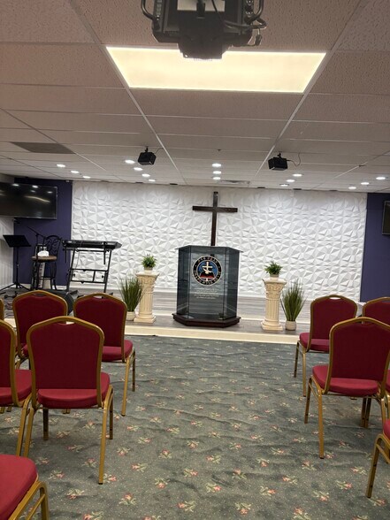 1402 Shepard Dr, Sterling, VA à louer - Photo de l’immeuble – Image 3 sur 10