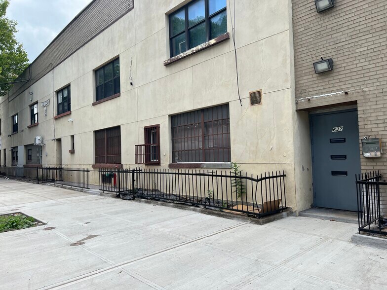 637 Court St, Brooklyn, NY à louer - Photo de l’immeuble – Image 1 sur 1