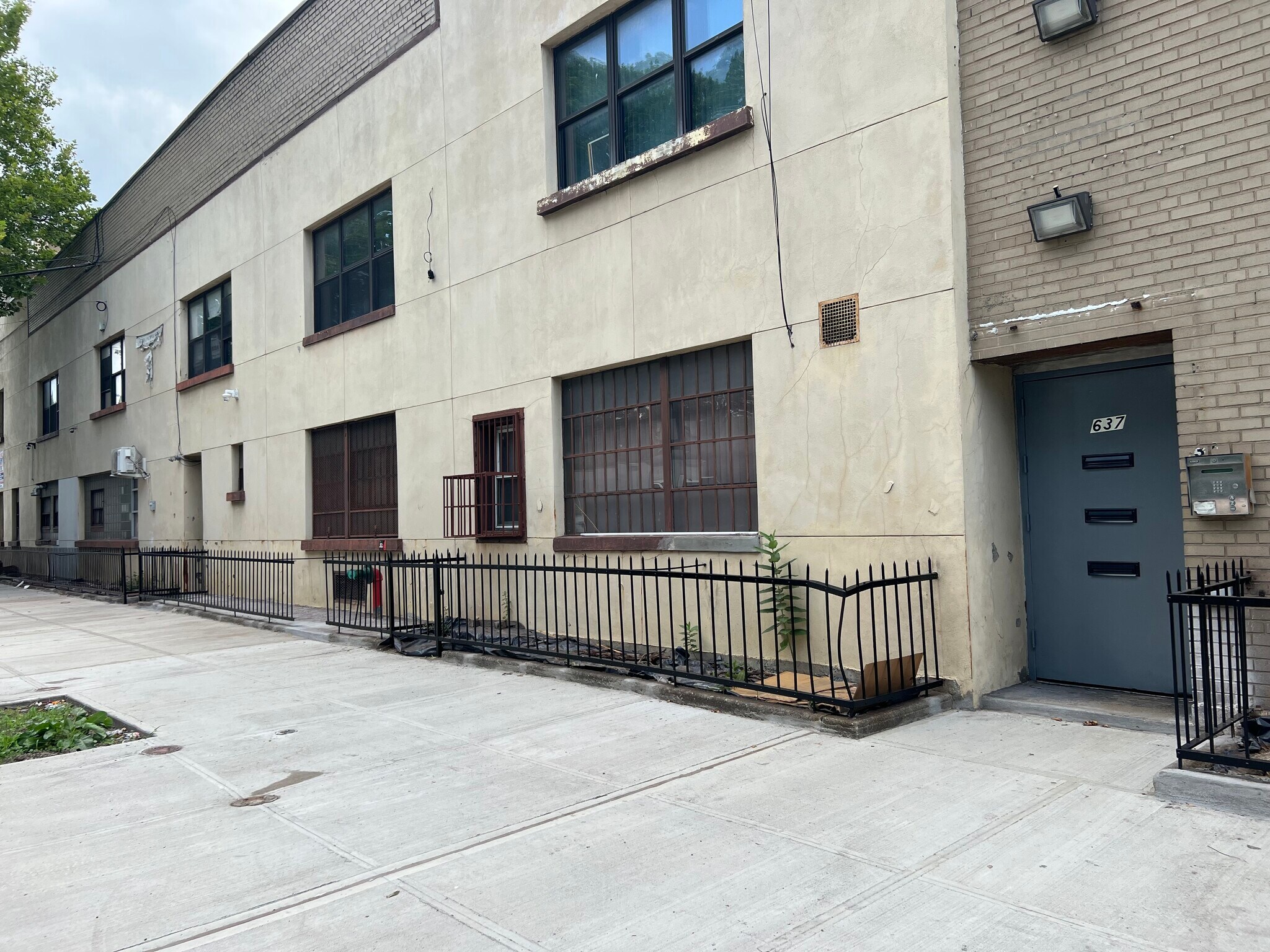 637 Court St, Brooklyn, NY à louer Photo de l’immeuble– Image 1 sur 2