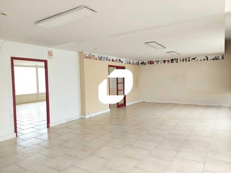 Local commercial dans Élancourt à louer - Photo de l’immeuble – Image 2 sur 6