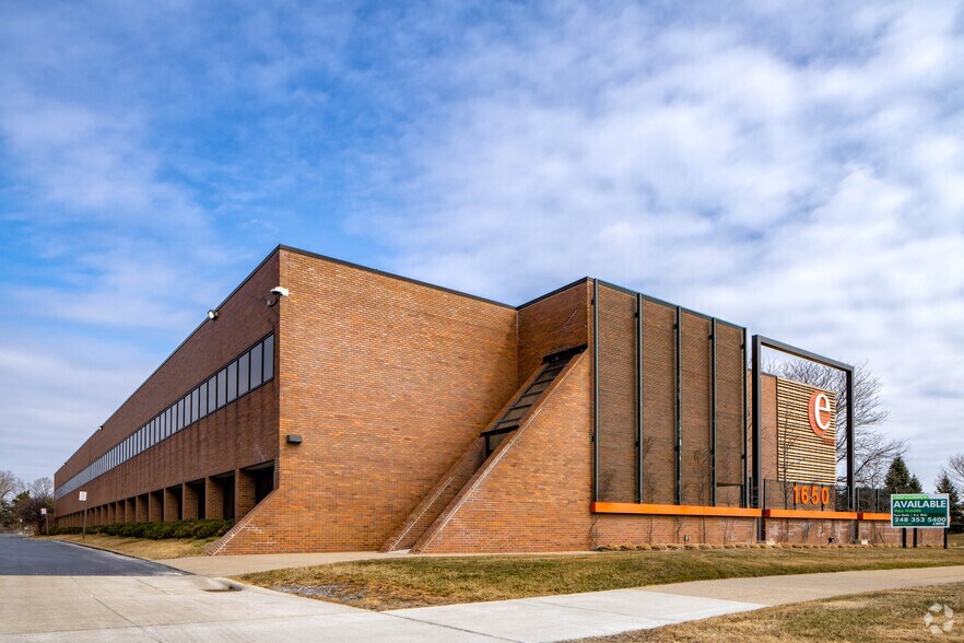 1650 W Big Beaver Rd, Troy, MI à louer - Photo de l’immeuble – Image 2 sur 8