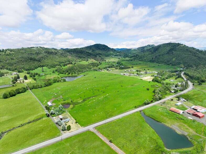 5961 Lookingglass Rd, Roseburg, OR à vendre - Photo de l’immeuble – Image 3 sur 27