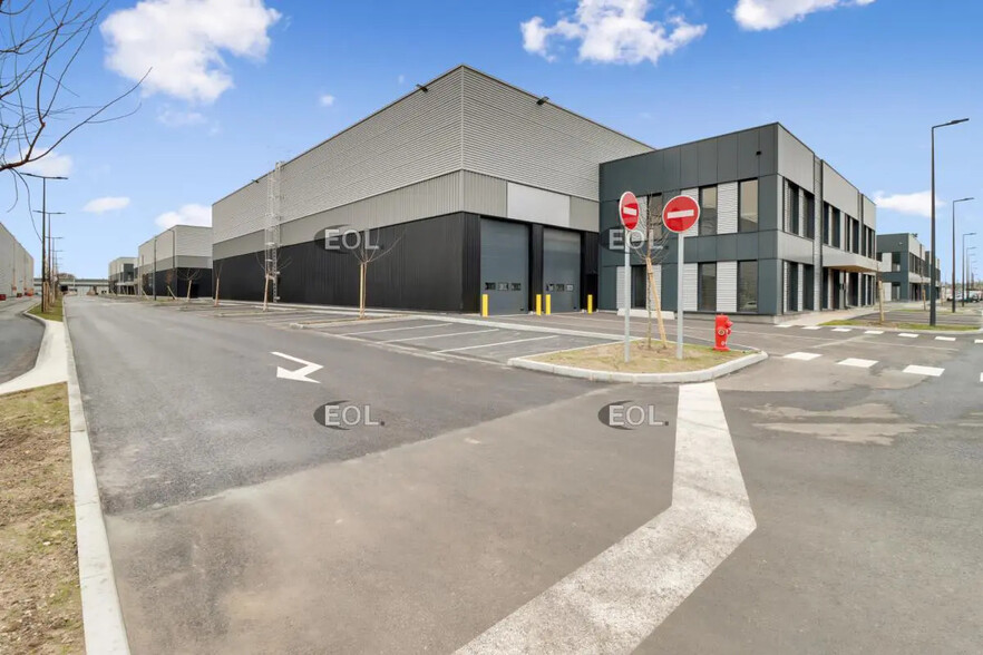 51 Rue Du Commandant Rolland, Le Bourget à louer - Photo de l’immeuble – Image 3 sur 14