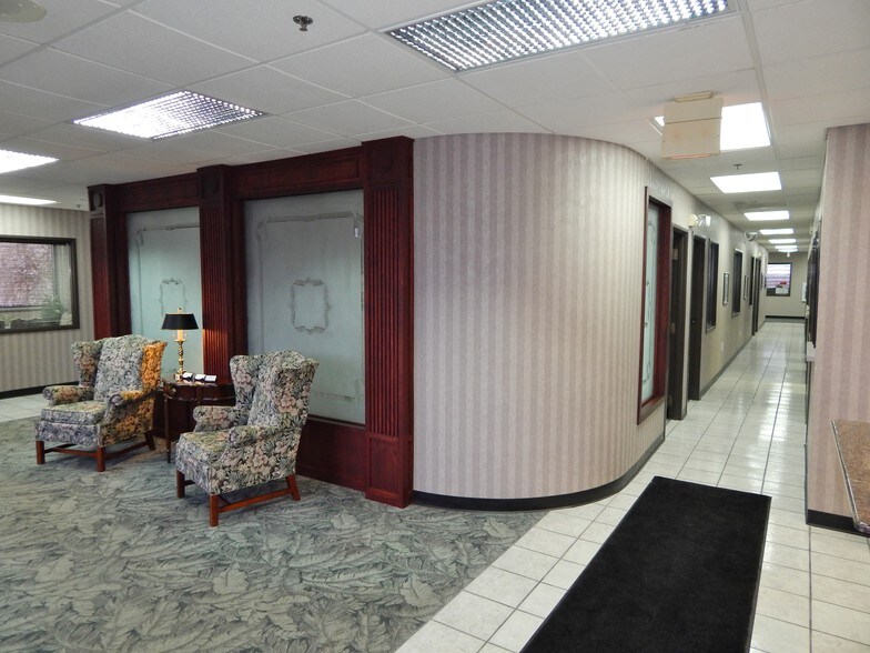 100 NW Englewood Rd, Kansas City, MO à louer - Photo de l’immeuble – Image 2 sur 7