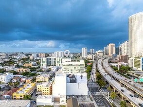 420 SW 7th St, Miami, FL à louer Photo intérieure– Image 2 sur 25