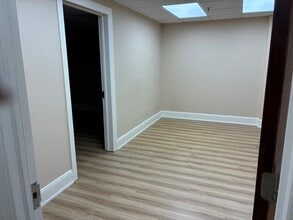 805-845 Franklin Lakes Rd, Franklin Lakes, NJ à louer Photo intérieure– Image 1 sur 2