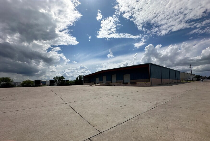 711 Enterprise St, Laredo, TX à louer - Photo de l’immeuble – Image 3 sur 11