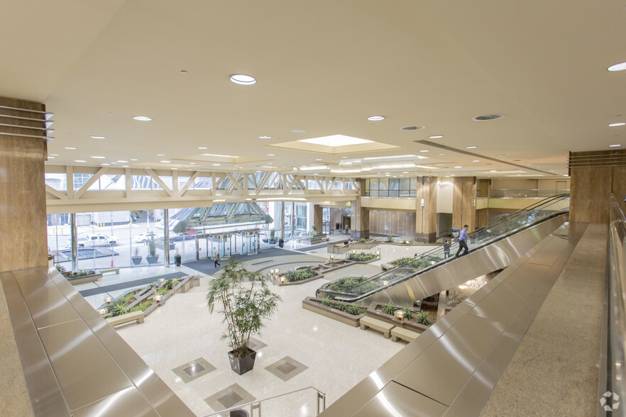 140 4 Av SW, Calgary, AB à louer - Hall d’entrée – Image 3 sur 21