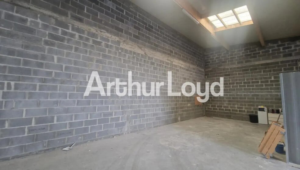 Local d’activités dans Mondeville à louer - Photo intérieure – Image 2 sur 5