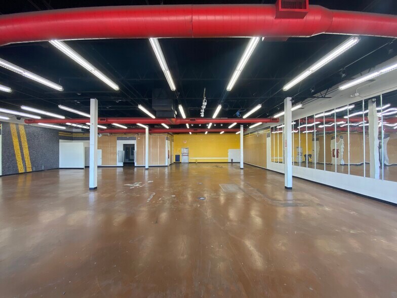 10998 N I-45, Houston, TX à louer - Photo de l’immeuble – Image 2 sur 11