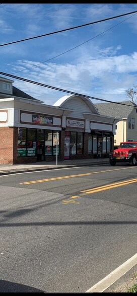 80-82 Carleton Ave, East Islip, NY à louer - Photo principale – Image 2 sur 5