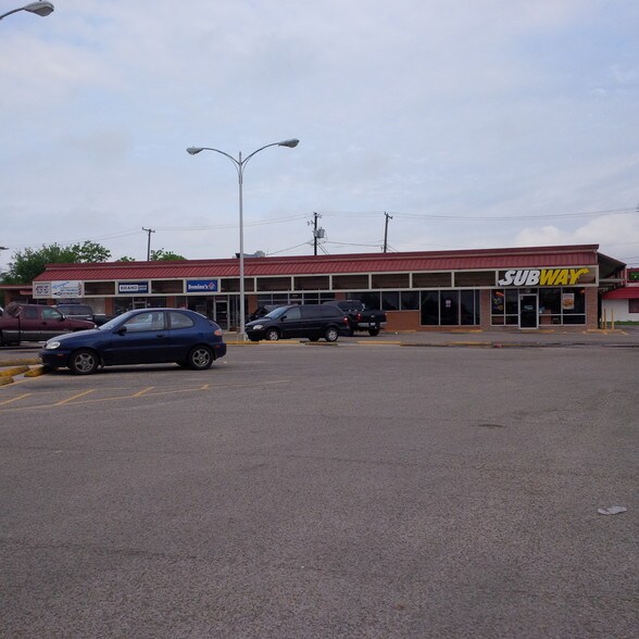 2700-2777 S Staples St, Corpus Christi, TX à louer - Photo de l’immeuble – Image 1 sur 8