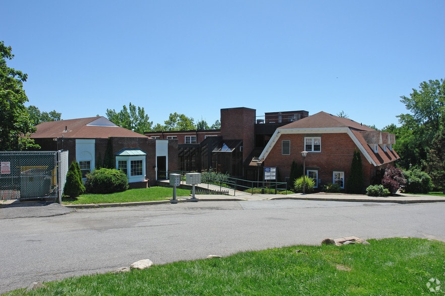 2 Stowe Rd, Peekskill, NY à vendre - Photo principale – Image 1 sur 33
