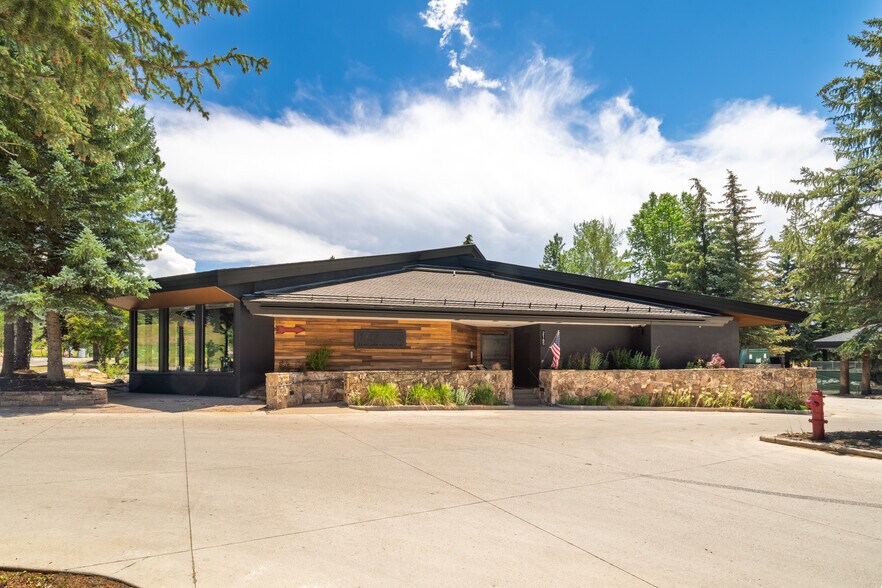 2165 Pine Grove Rd, Steamboat Springs, CO à vendre - Photo de l’immeuble – Image 2 sur 12