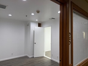 50-100 W Lemon Ave, Monrovia, CA à louer Photo intérieure– Image 1 sur 2