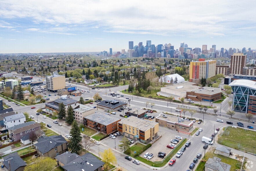 1133 17 Av NW, Calgary, AB à vendre - Aérien – Image 3 sur 9