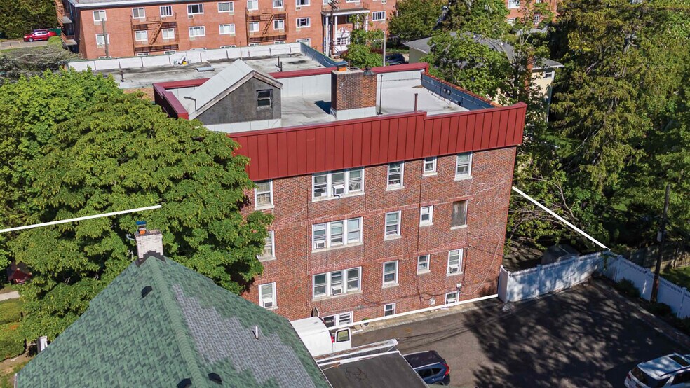 453 Merrick Rd, Rockville Centre, NY à vendre - Photo principale – Image 1 sur 2