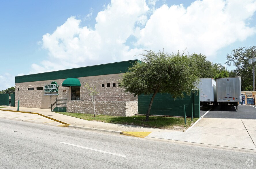 2125 W Columbus Dr, Tampa, FL à louer - Photo principale – Image 1 sur 14