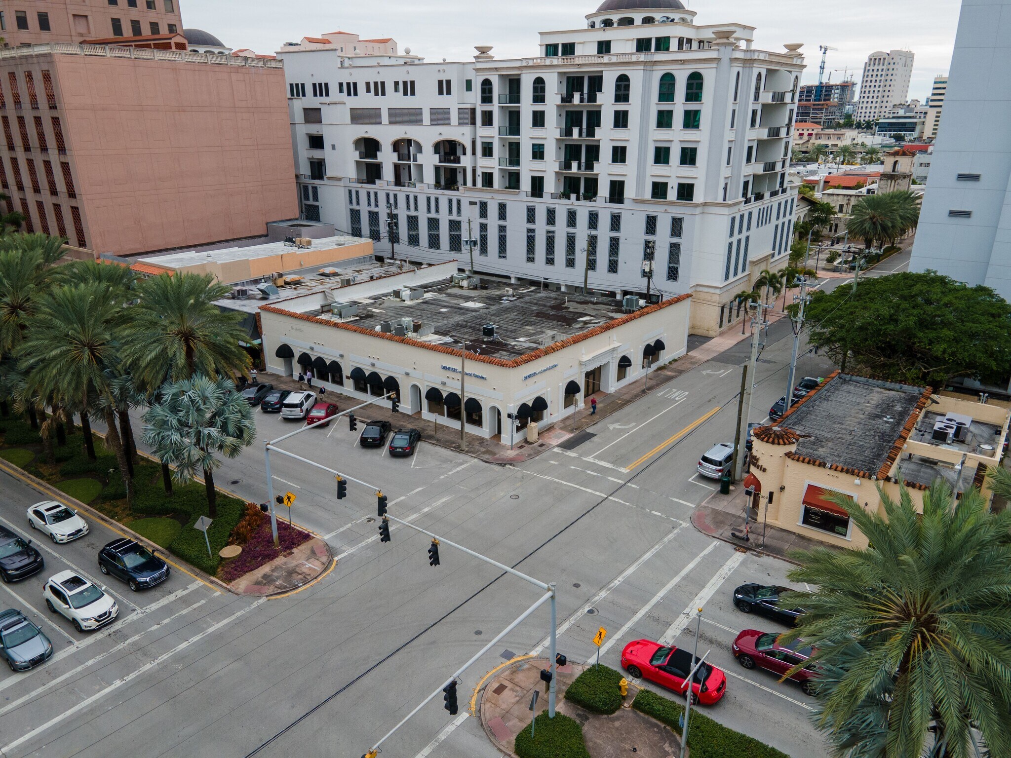 280-284 Alhambra Cir, Coral Gables, FL à louer Photo de l’immeuble– Image 1 sur 4