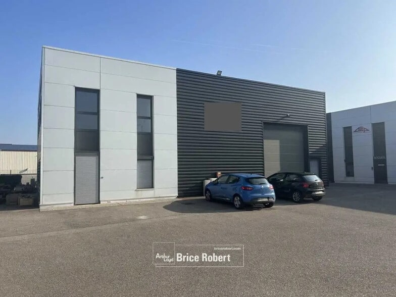 Local d’activités dans Chassieu à louer - Photo de l’immeuble – Image 3 sur 3