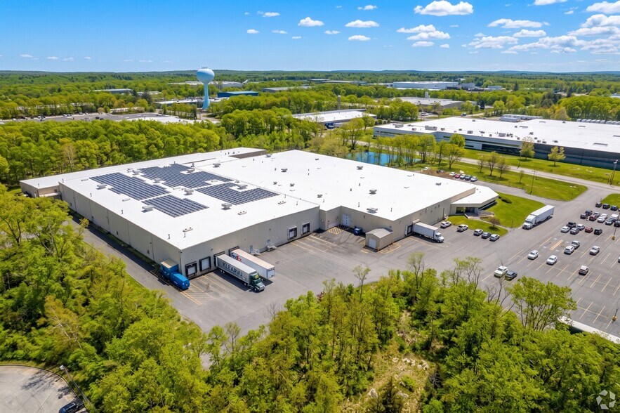 600 Airport Rd, Fall River, MA à vendre - Photo de l’immeuble – Image 1 sur 10