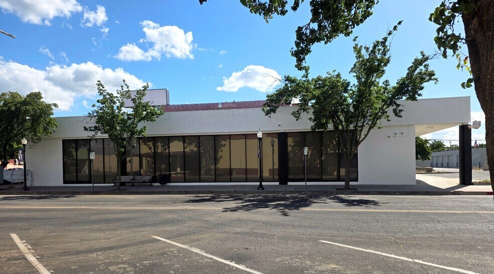 231-233 E Yosemite Ave, Madera, CA à vendre - Photo de l’immeuble – Image 1 sur 8
