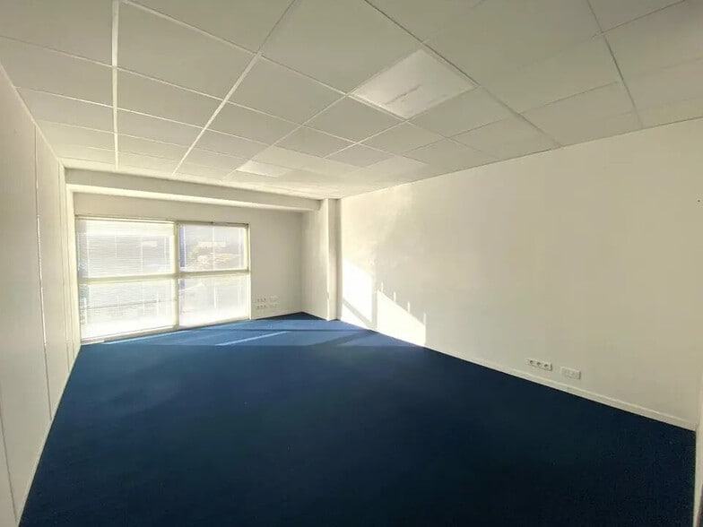 Bureau dans Villeneuve-Loubet à louer - Photo de l’immeuble – Image 3 sur 8