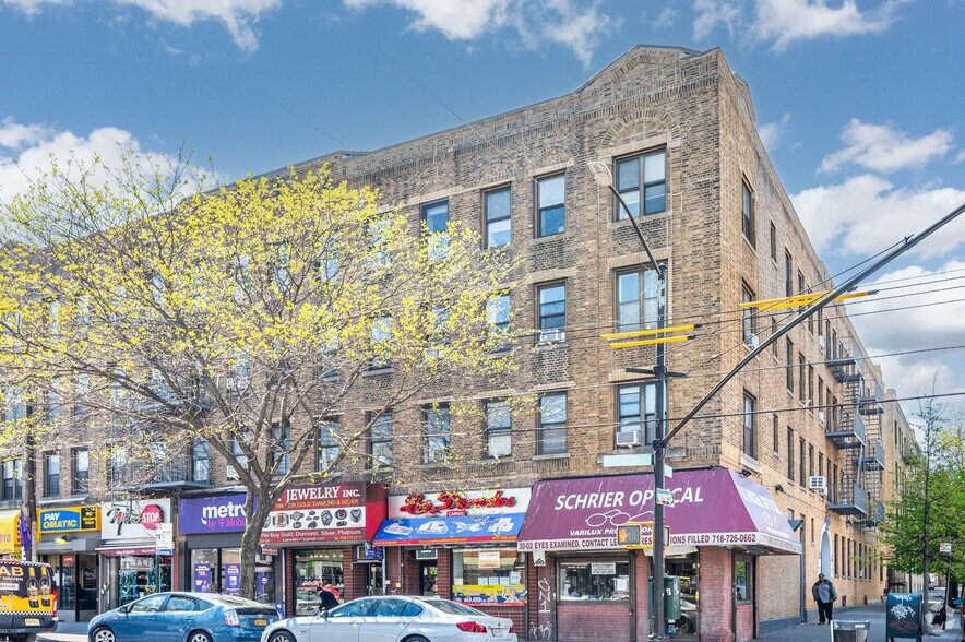 3208 31st St, Astoria, NY à louer - Photo de l’immeuble – Image 1 sur 1