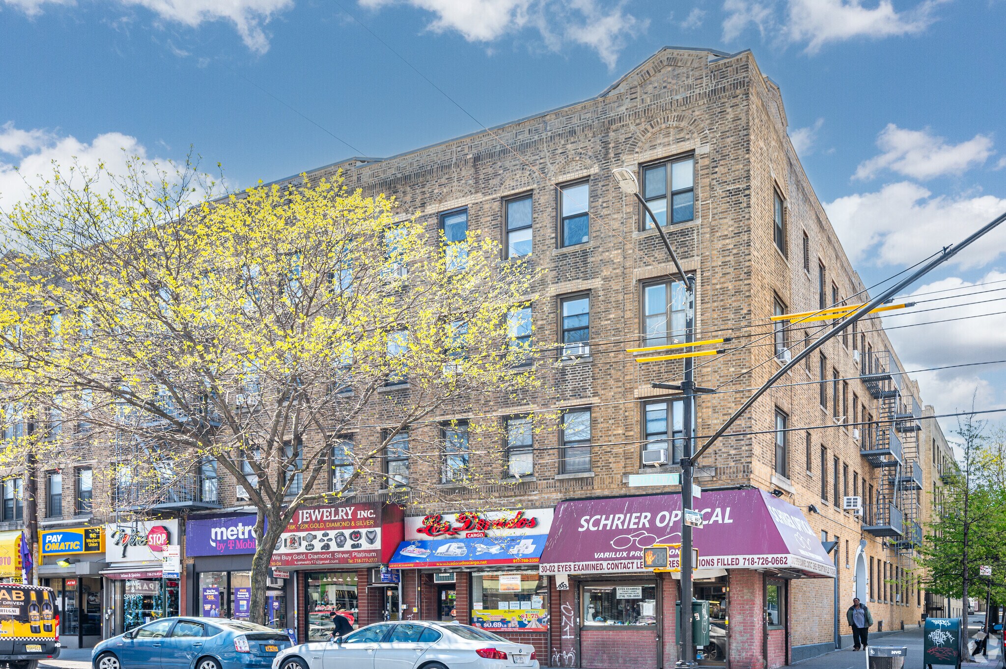 3208 31st St, Astoria, NY à louer Photo de l’immeuble– Image 1 sur 2