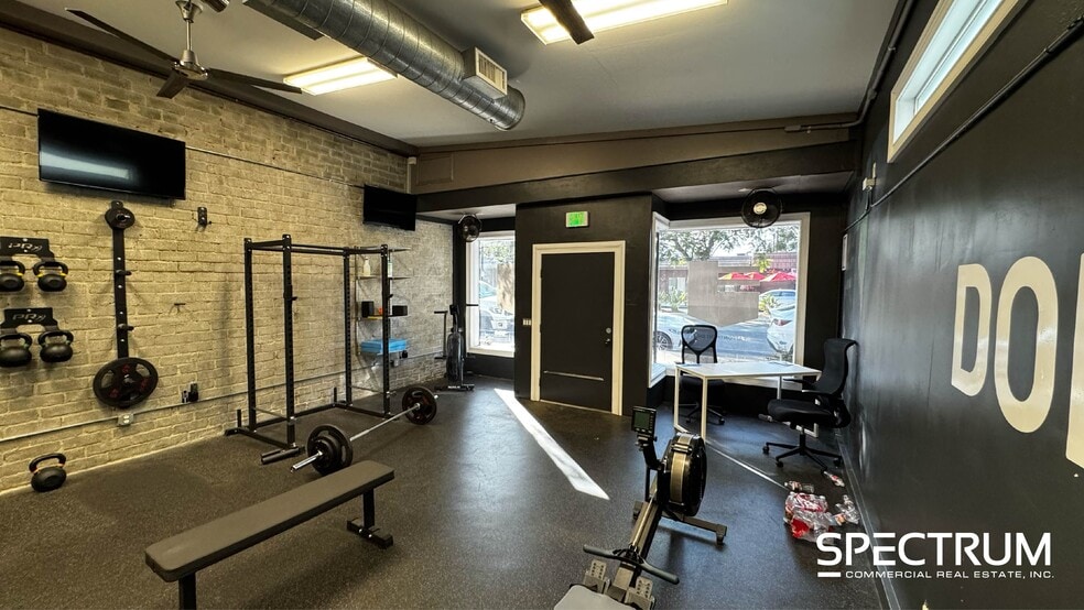 2707 W Burbank Blvd, Burbank, CA à louer - Photo de l’immeuble – Image 2 sur 14