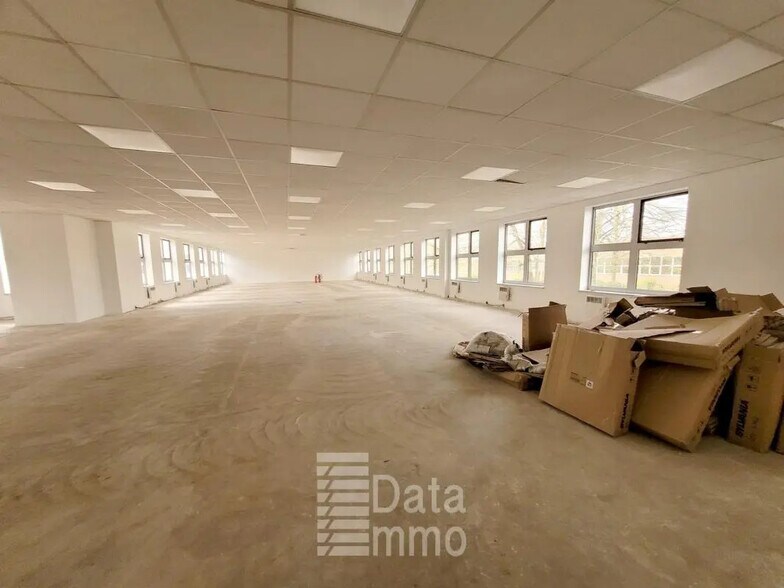 Industriel/Logistique dans Saint-Thibault-des-Vignes à louer - Photo de l’immeuble – Image 3 sur 10