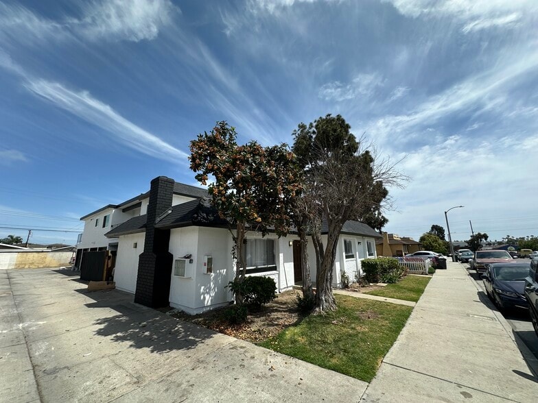17412 Dairyview Cir, Huntington Beach, CA à vendre - Photo de l’immeuble – Image 1 sur 14