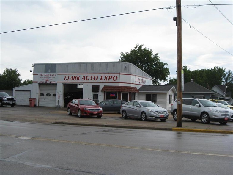 305 W Clifton St, Tomah, WI à vendre - Photo de l’immeuble – Image 2 sur 4