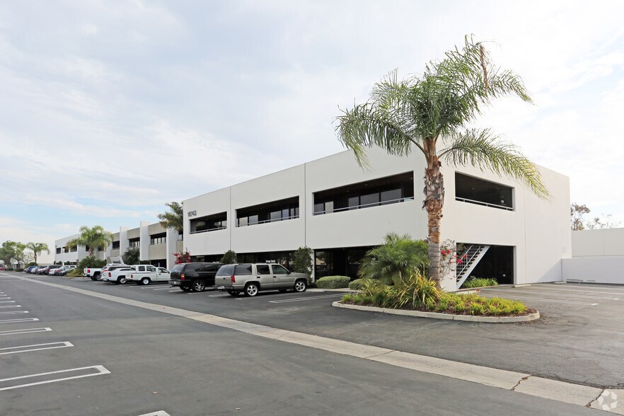16742 Gothard St, Huntington Beach, CA à louer - Photo de l’immeuble – Image 2 sur 3