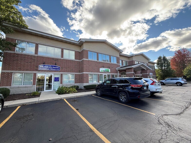 2172 Blackberry Dr, Geneva, IL à louer - Photo de l’immeuble – Image 2 sur 13