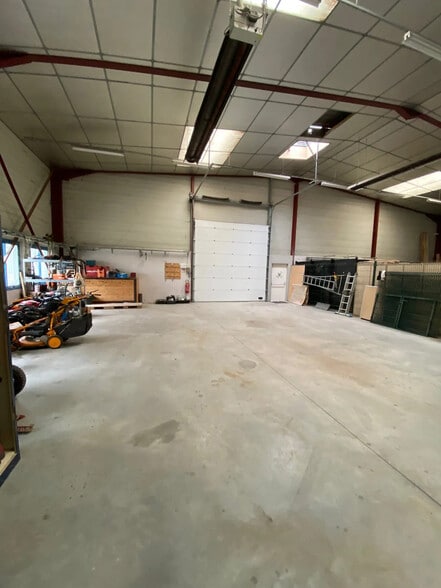 Local d’activités dans Chassieu à louer - Photo de l’immeuble – Image 3 sur 5