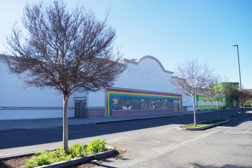 2707-2735 S Towne Ave, Pomona, CA à louer - Photo de l’immeuble – Image 2 sur 10