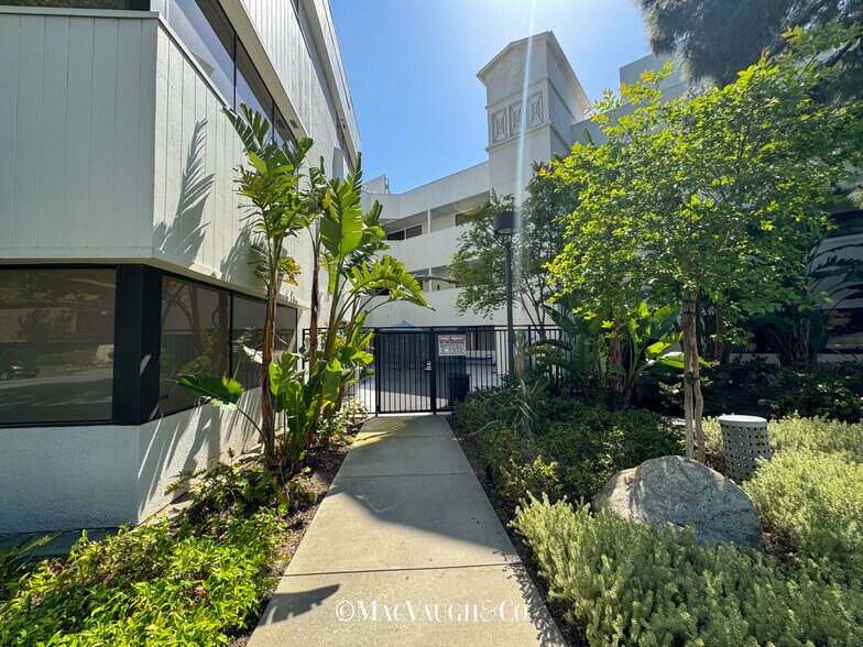 650 Sierra Madre Villa Ave, Pasadena, CA à louer - Photo de l’immeuble – Image 3 sur 27
