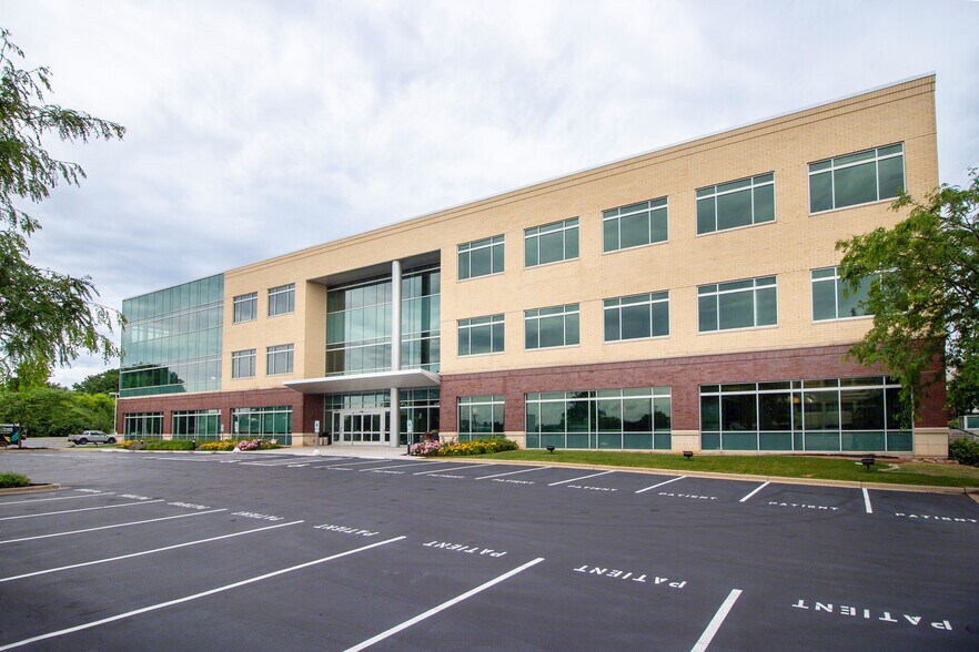 N14W23800 Stone Ridge Dr, Waukesha, WI à louer - Photo de l’immeuble – Image 2 sur 17