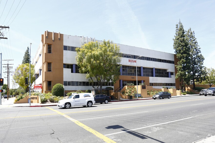 10515 Balboa Blvd, Granada Hills, CA à louer - Photo de l’immeuble – Image 2 sur 94