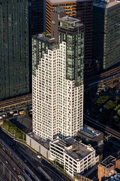29-22 Northern Blvd, Long Island City, NY à louer - Photo principale – Image 1 sur 18