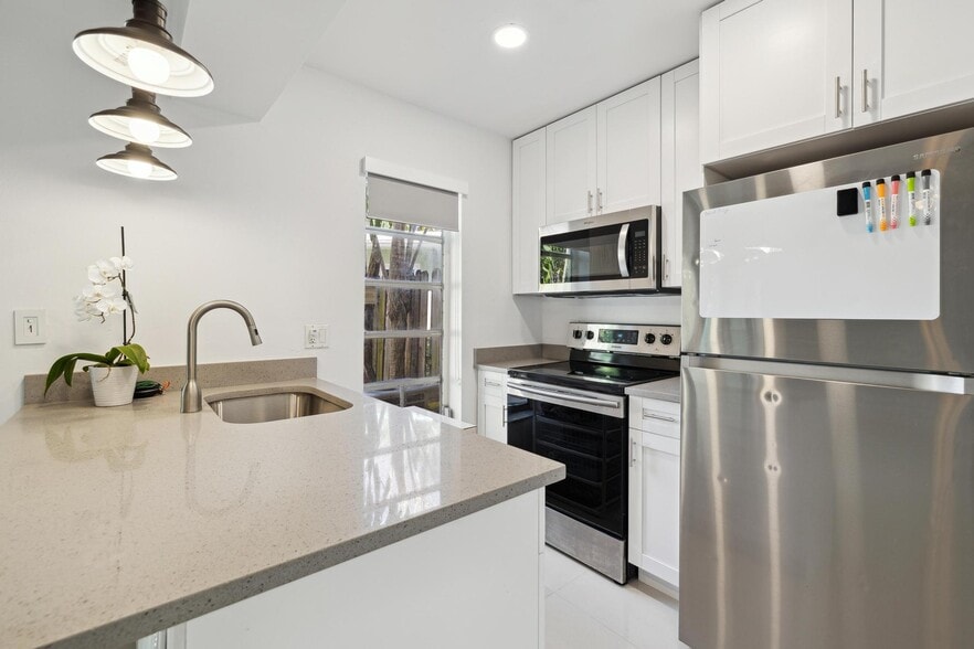 410 SE 13th St, Fort Lauderdale, FL à vendre - Photo intérieure – Image 3 sur 17